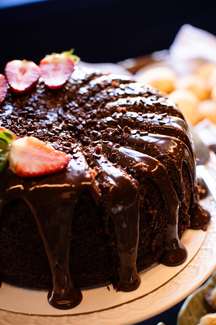 Bolo de chocolate com morangos