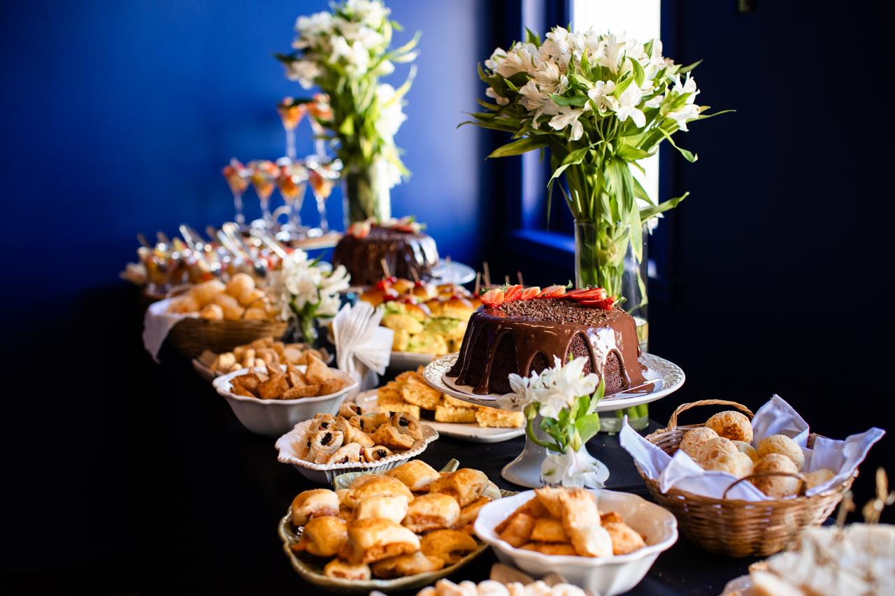 Mesa de coffee break elegante com doces e café
